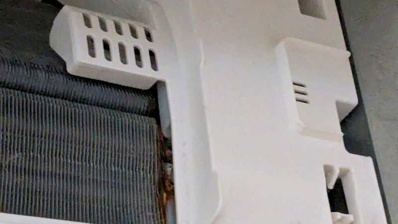 フィルターを外した奥の金属部分が少しサビているように見えます