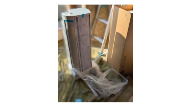 箱から出してビニール袋をとったばかりの日立エアコン