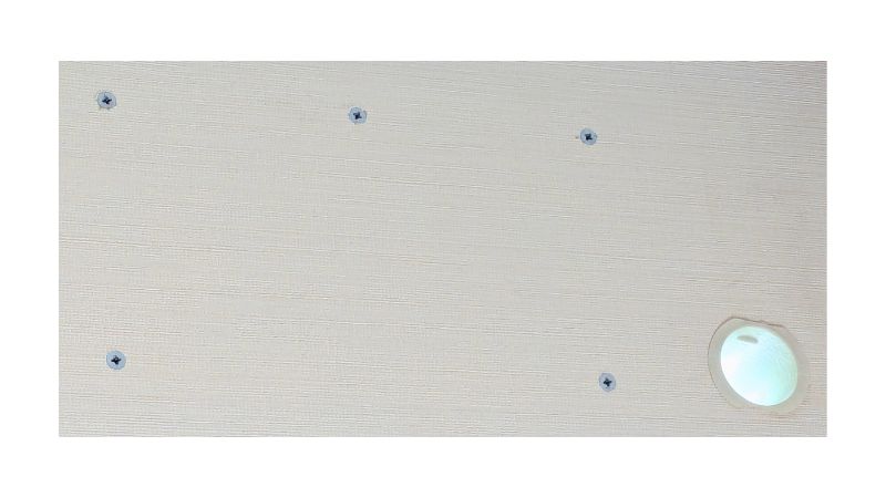 壁に穴だけ残った写真