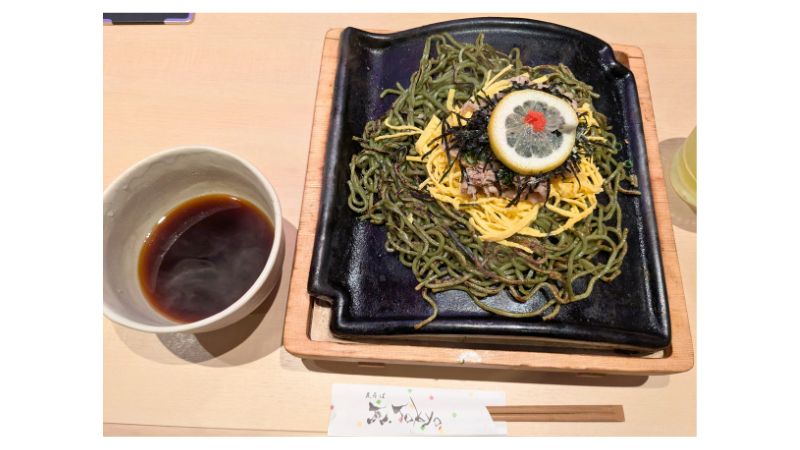 瓦の上で焼かれた瓦そばとつゆ
