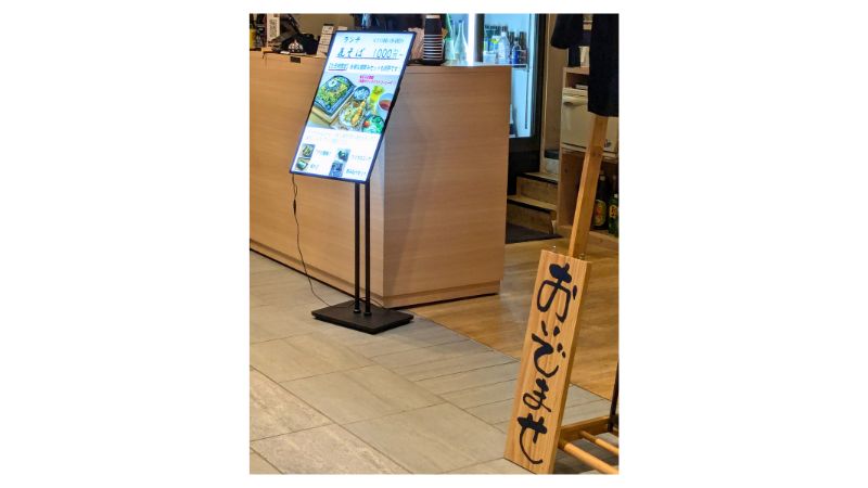瓦そば東京芝浦店の入口とメニュー看板