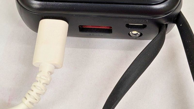 モバイルバッテリー側面の差し込み口・左からType-C（IN）、四角いUSB（OUT）、Micro（IN）
